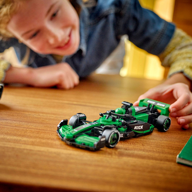 Конструктор LEGO Speed Champions Гоночный автомобиль KICK Sauber F1 Team C44