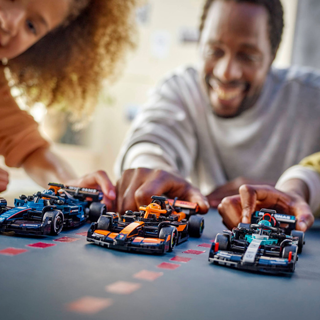 Конструктор LEGO Speed Champions Гоночный автомобиль Mercedes-AMG F1 W15