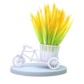 Decor, bicicletă cu coș cu legături de orz