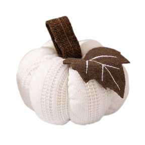 Decor, dovleac croșetat, culoare albă, 9х6 cm