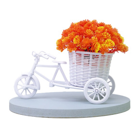 Decor, bicicletă cu coș cu flori oranj