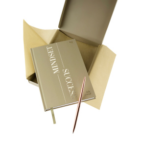 Agendă nedatată A5, 136 foi, BG „Mindset. Sage” soft touch, în cutie cadou