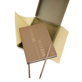 Agendă nedatată A5, 136 foi, BG „Mindset. Caramel” soft touch, în cutie cadou